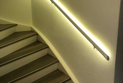 LED-Handlauf in einem Ferienhaus - Bernet «Flexo Handläufe»