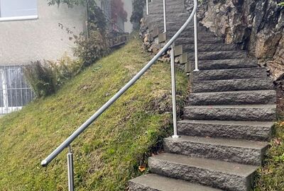 Filigraner Handlauf, passend zur selbst gebauten Treppe - Bernet «Flexo Handläufe»