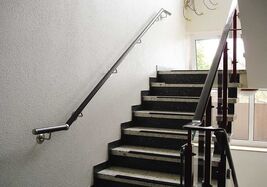Wandseitiger Handlauf in Wohnhaus