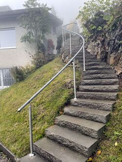 Filigraner Handlauf, passend zur selbst gebauten Treppe - Bernet «Flexo Handläufe»