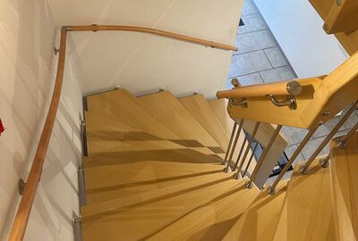 Beidseitiger Flexo Handlauf an einer Treppenmeister-Treppe