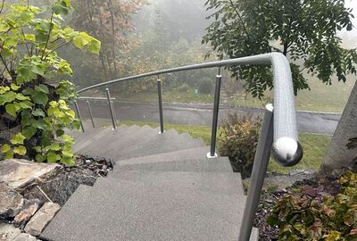 Filigraner Handlauf, passend zur selbst gebauten Treppe - Bernet «Flexo Handläufe»