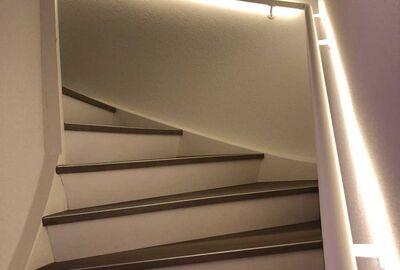 LED-Handlauf in einem Ferienhaus - Bernet «Flexo Handläufe»