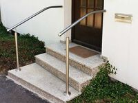 Hauseingang mit beidseitigem Handlauf