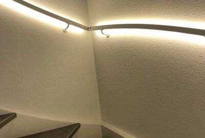 LED-Handlauf in einem Ferienhaus - Bernet «Flexo Handläufe»