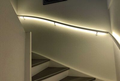 LED-Handlauf in einem Ferienhaus - Bernet «Flexo Handläufe»