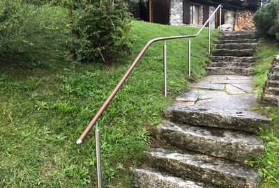 Anspruchsvoll gebogene Handläufe in einem Ferienhaus in Brigels - Bernet «Flexo Handläufe»