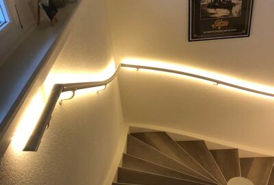 LED-Handlauf in einem Ferienhaus - Bernet «Flexo Handläufe»